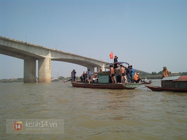 Kết thúc ngày 25/10: Hàng trăm người mong ngóng trên bờ, xác chị Huyền vẫn chưa tìm thấy 8