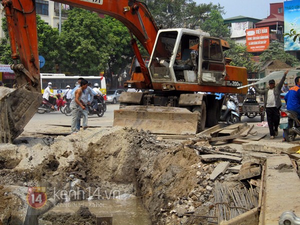 Hà Nội: Hố tử thần xuất hiện nuốt gọn lòng đường 1