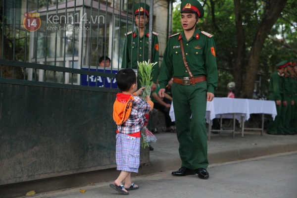 Chùm ảnh: Nhiều em bé được bố mẹ đưa vào viếng Đại tướng Võ Nguyên Giáp 20