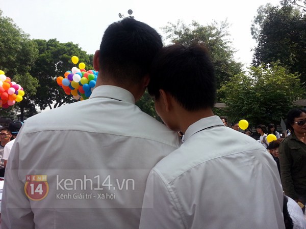 Những nụ hôn mặn nồng trong đám cưới tập thể của các cặp đôi đồng tính 10