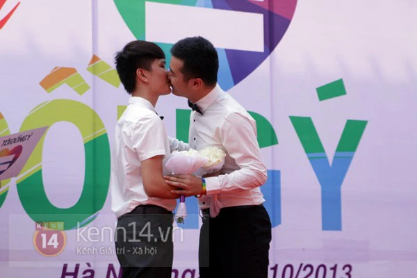 Những nụ hôn mặn nồng trong đám cưới tập thể của các cặp đôi đồng tính 3