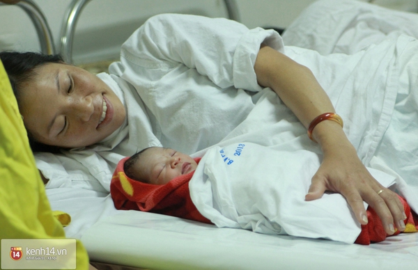 Hình ảnh đầu tiên của bé gái vừa trở thành công dân Việt Nam thứ 90 triệu 2