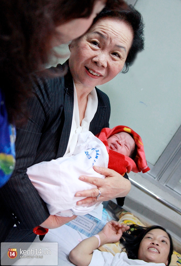 Hình ảnh đầu tiên của bé gái vừa trở thành công dân Việt Nam thứ 90 triệu 15