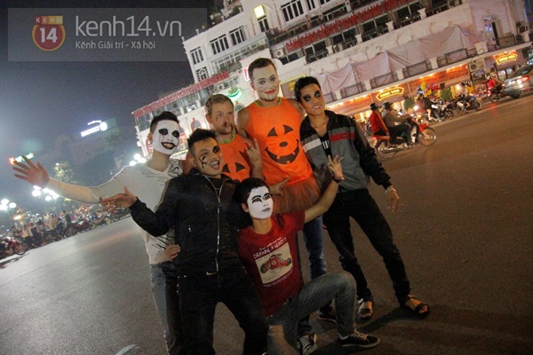 Chùm ảnh: Halloween cực sôi động của giới trẻ Hà Nội, Sài Gòn 27