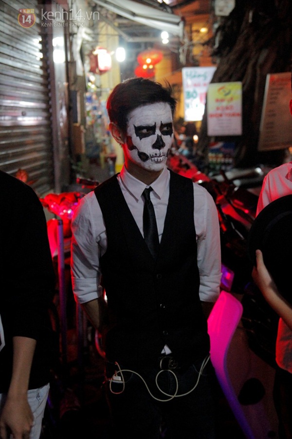 Chùm ảnh: Halloween cực sôi động của giới trẻ Hà Nội, Sài Gòn 29