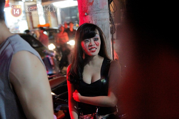 Chùm ảnh: Halloween cực sôi động của giới trẻ Hà Nội, Sài Gòn 30