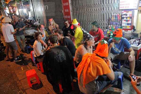 Chùm ảnh: Halloween cực sôi động của giới trẻ Hà Nội, Sài Gòn 31