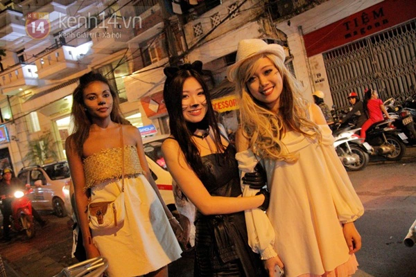 Chùm ảnh: Halloween cực sôi động của giới trẻ Hà Nội, Sài Gòn 34