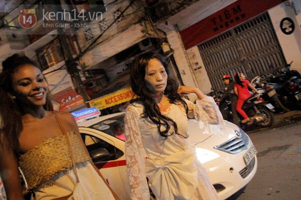 Chùm ảnh: Halloween cực sôi động của giới trẻ Hà Nội, Sài Gòn 35