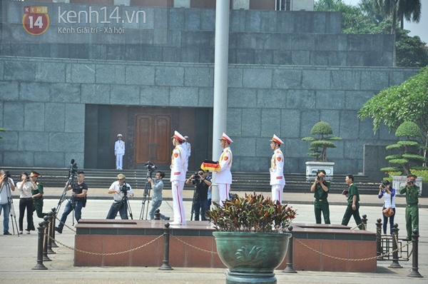 Toàn cảnh lễ treo cờ rủ Quốc tang Đại tướng ở quảng trường Ba Đình 6