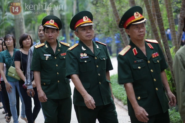 Hết giờ Lễ viếng Quốc tang, nhiều người dân vẫn xếp hàng vào viếng Đại tướng 90