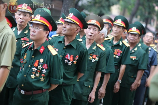 Hết giờ Lễ viếng Quốc tang, nhiều người dân vẫn xếp hàng vào viếng Đại tướng 93