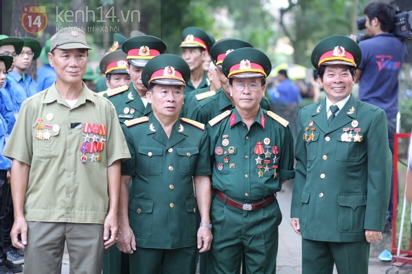 Hết giờ Lễ viếng Quốc tang, nhiều người dân vẫn xếp hàng vào viếng Đại tướng 94