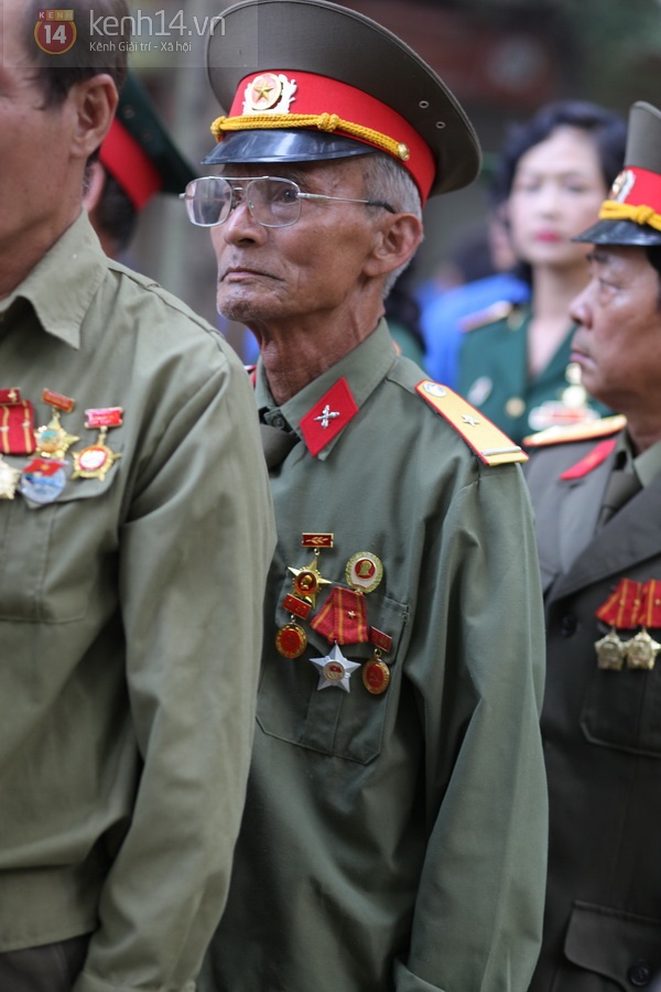 Hết giờ Lễ viếng Quốc tang, nhiều người dân vẫn xếp hàng vào viếng Đại tướng 96