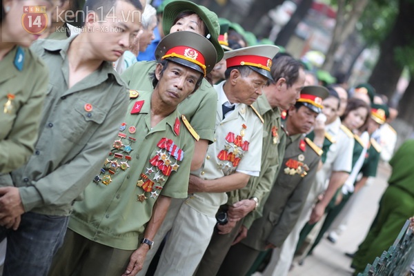 Hết giờ Lễ viếng Quốc tang, nhiều người dân vẫn xếp hàng vào viếng Đại tướng 97