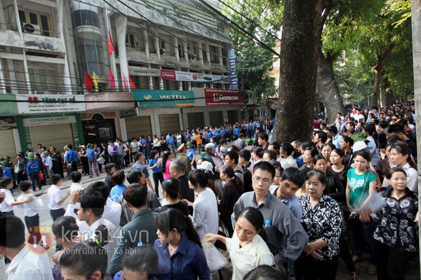 X&uacute;c động nh&igrave;n h&agrave;ng vạn người xếp h&agrave;ng chờ viếng Đại tướng 3