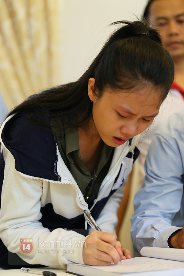 Cay mắt khi nh&igrave;n những giọt lệ của người trẻ rơi tr&ecirc;n sổ tang Đại tướng 4