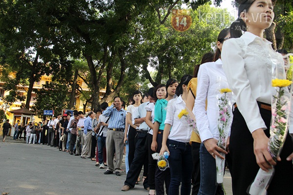 Dòng người dài đội nắng, nhích từng bước chờ vào viếng Đại tướng trong ngày 7/10 11