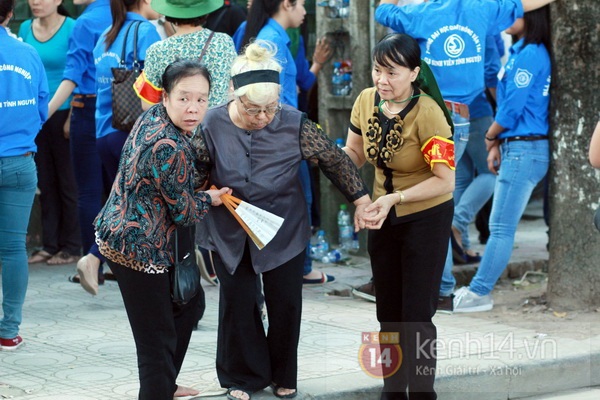 Lượng người viếng Đại tướng tăng đột biến, giờ viếng kéo dài đến 8h tối 7