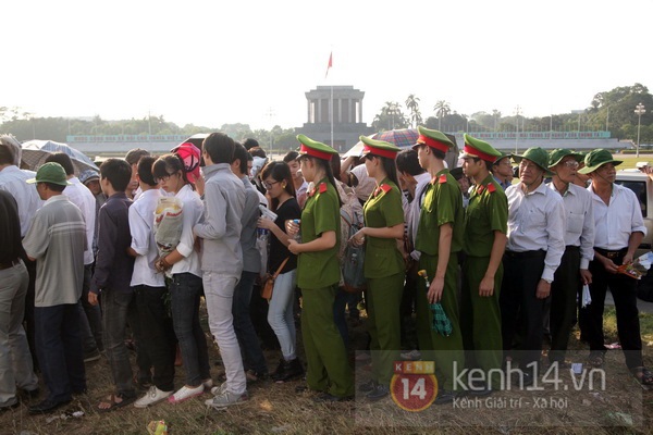 Lượng người viếng Đại tướng tăng đột biến, giờ viếng kéo dài đến 8h tối 8