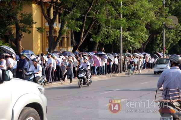 Lượng người viếng Đại tướng tăng đột biến, giờ viếng kéo dài đến 8h tối 9