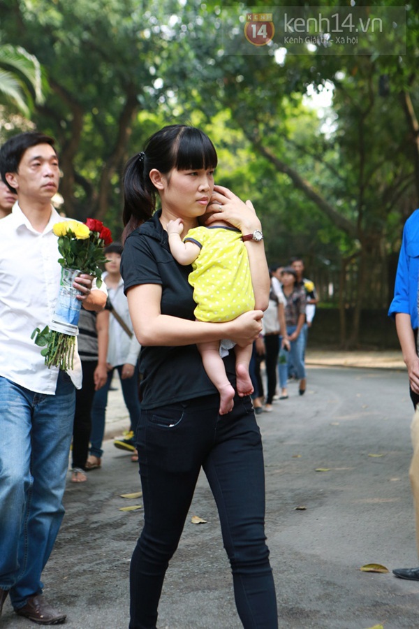 Chùm ảnh: Nhiều em bé được bố mẹ đưa vào viếng Đại tướng Võ Nguyên Giáp 3