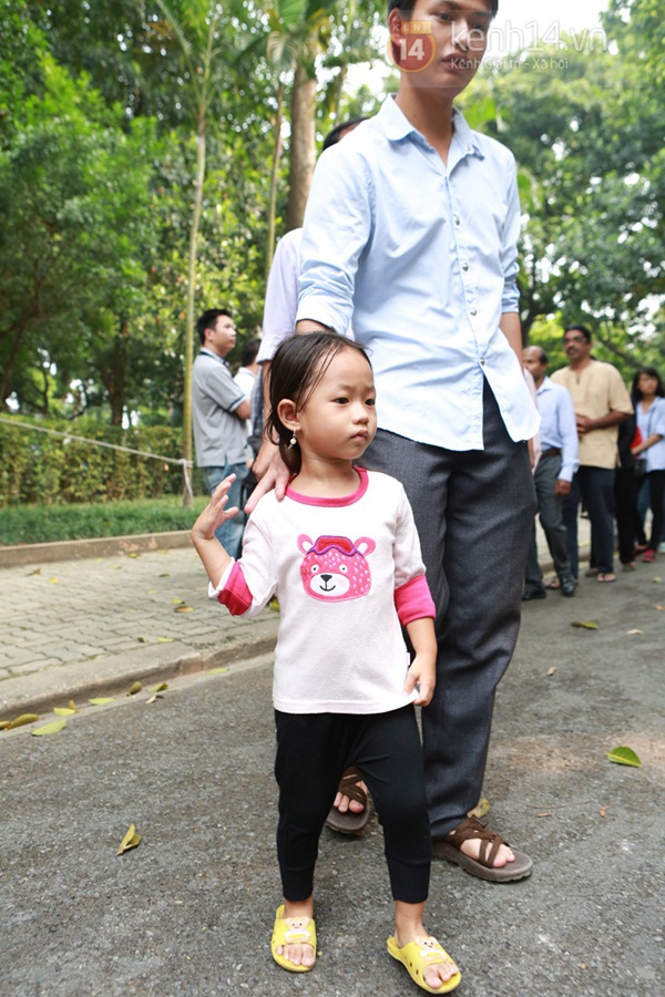 Chùm ảnh: Nhiều em bé được bố mẹ đưa vào viếng Đại tướng Võ Nguyên Giáp 6
