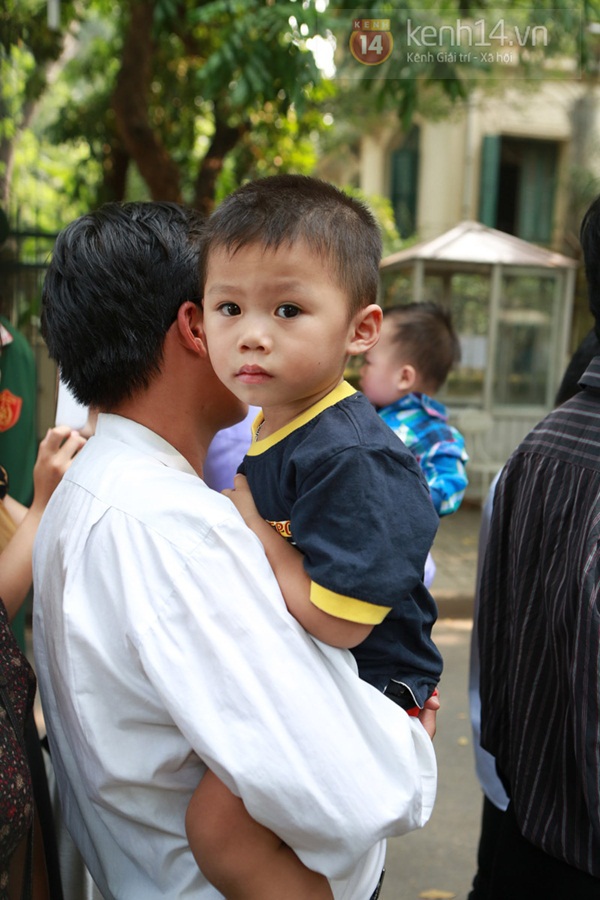 Chùm ảnh: Nhiều em bé được bố mẹ đưa vào viếng Đại tướng Võ Nguyên Giáp 11