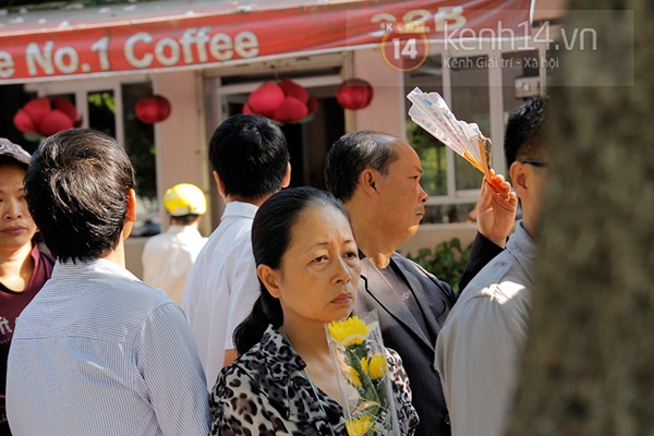 Dòng người dài đội nắng, nhích từng bước chờ vào viếng Đại tướng trong ngày 7/10 13