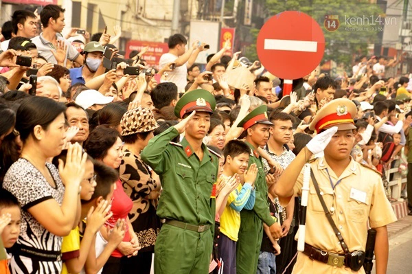 Đồng bào hô vang "Đại tướng Võ Nguyên Giáp muôn năm" trong ngày tiễn biệt 4