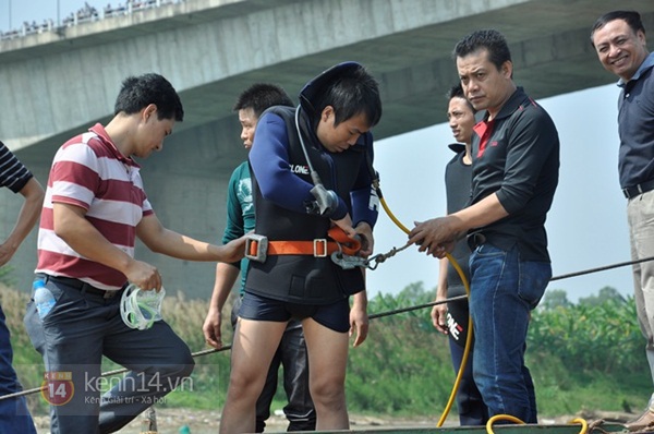 Kết thúc ngày 25/10: Hàng trăm người mong ngóng trên bờ, xác chị Huyền vẫn chưa tìm thấy 11