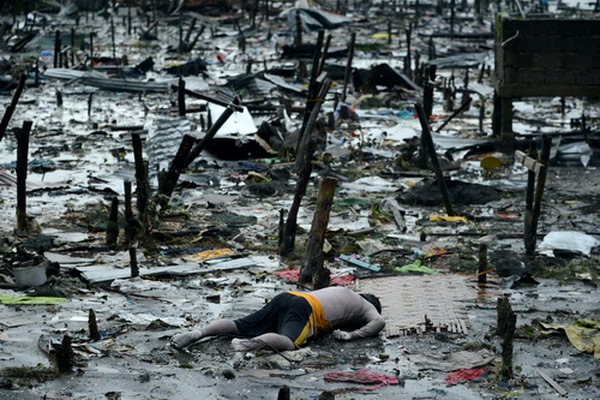 Chùm ảnh: Những thi thể nằm la liệt gây ám ảnh trong siêu bão Haiyan  1
