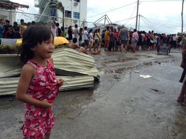 Hình ảnh những đứa trẻ đáng thương trong siêu bão Haiyan  9