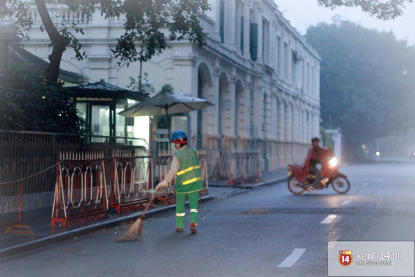 Hà Nội ngày cuối tuần mờ ảo trong màn sương sớm 12