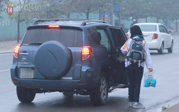 Chùm ảnh: Trời rét, nhiều học sinh Hà Nội đến trường bằng ô tô 10