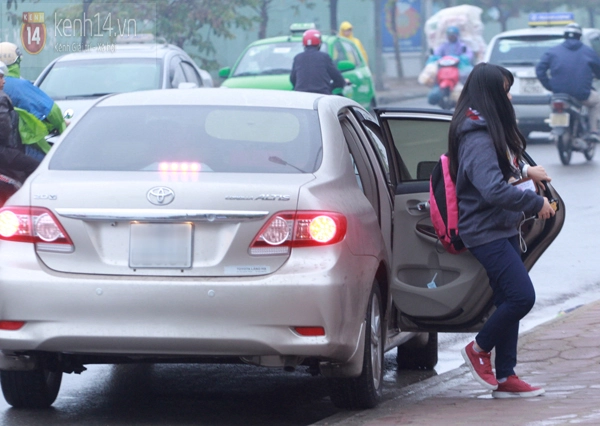 Chùm ảnh: Trời rét, nhiều học sinh Hà Nội đến trường bằng ô tô 18