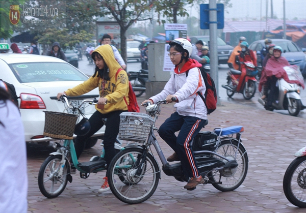 Chùm ảnh: Trời rét, nhiều học sinh Hà Nội đến trường bằng ô tô 2