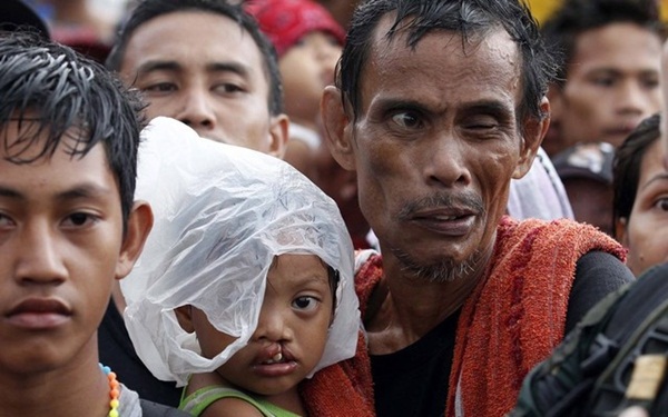 Hình ảnh những đứa trẻ đáng thương trong siêu bão Haiyan  4