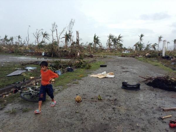 Hình ảnh những đứa trẻ đáng thương trong siêu bão Haiyan  6