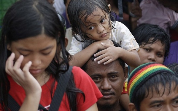Hình ảnh những đứa trẻ đáng thương trong siêu bão Haiyan  7