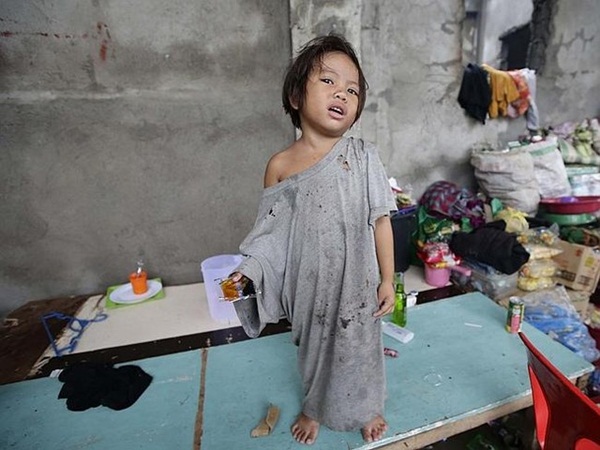 Hình ảnh những đứa trẻ đáng thương trong siêu bão Haiyan  8