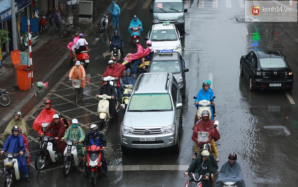 Hà Nội: Trời mưa rải rác từ sáng, người dân bắt đầu đi mua thực phẩm dự trữ 6