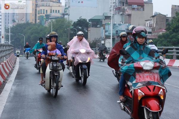 Hà Nội: Trời mưa rải rác từ sáng, người dân bắt đầu đi mua thực phẩm dự trữ 7