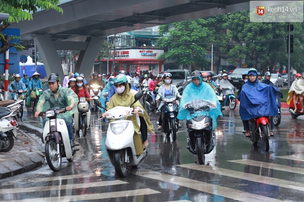 Hà Nội: Trời mưa rải rác từ sáng, người dân bắt đầu đi mua thực phẩm dự trữ 8