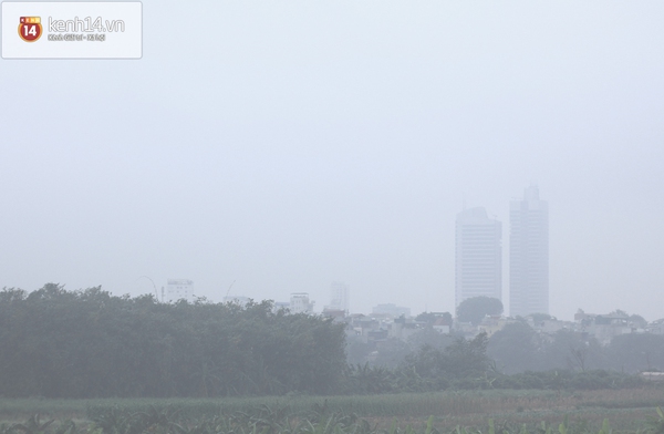 Sương mù bất ngờ bao phủ Hà Nội giữa trưa 10