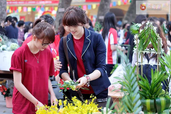 Nữ sinh Phan Đ&igrave;nh Ph&ugrave;ng cực xinh xắn trong ng&agrave;y hội trường 4