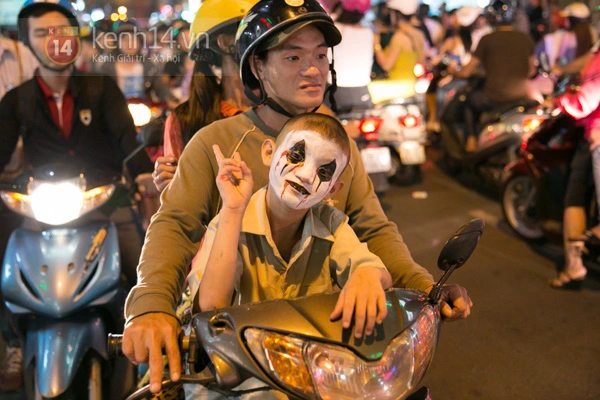 Chùm ảnh: Halloween cực sôi động của giới trẻ Hà Nội, Sài Gòn 17