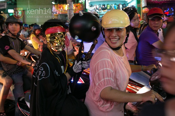 Chùm ảnh: Halloween cực sôi động của giới trẻ Hà Nội, Sài Gòn 23