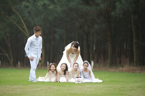 Quỳnh Trang SYTYCD và trưởng nhóm Big Toe rạng ngời trong đám cưới 9