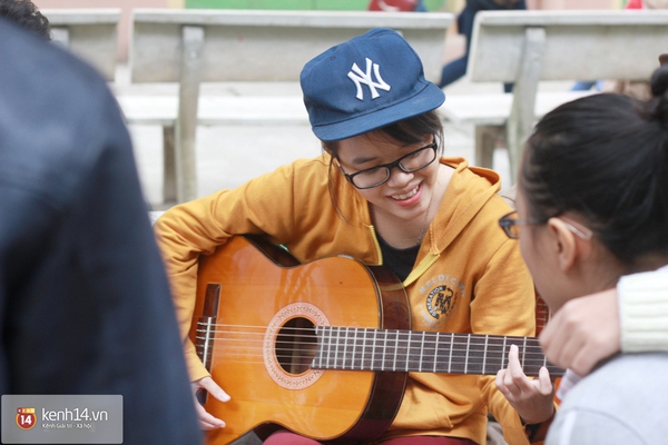 Sinh viên ĐH Thương Mại mang cả ban nhạc vào lớp hát tặng thầy cô 3